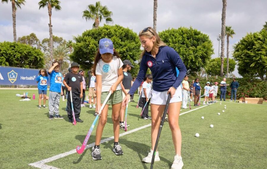 Ashley Sessa llevó el hockey a una escuela de California con una clínica para estudiantes