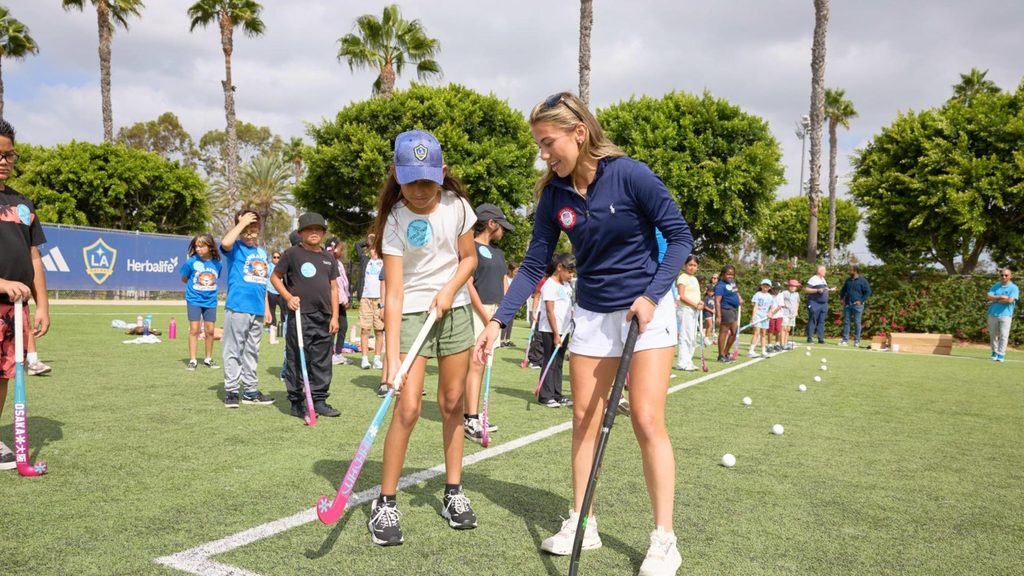 Ashley Sessa llevó el hockey a una escuela de California con una clínica para estudiantes