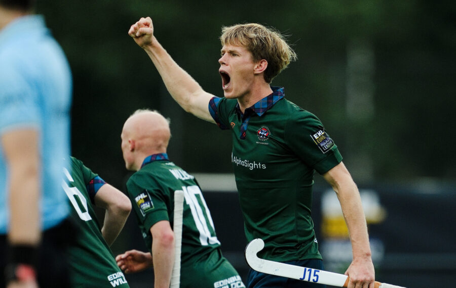 Jugadores de la Universidad de Edimburgo celebran durante su debut en la EHL.