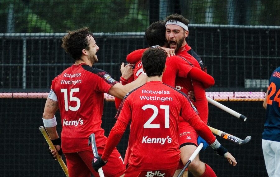 Jugadores del Rotweiss Wettingen celebran su histórica victoria en la EHL.
