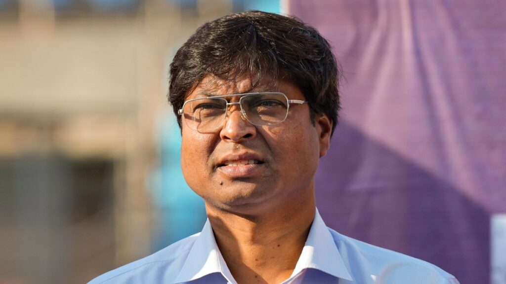 Dilip Tirkey en representación de Hockey India.