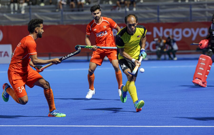 Nik Aiman Nik Rozemi frente a jugadores indios.