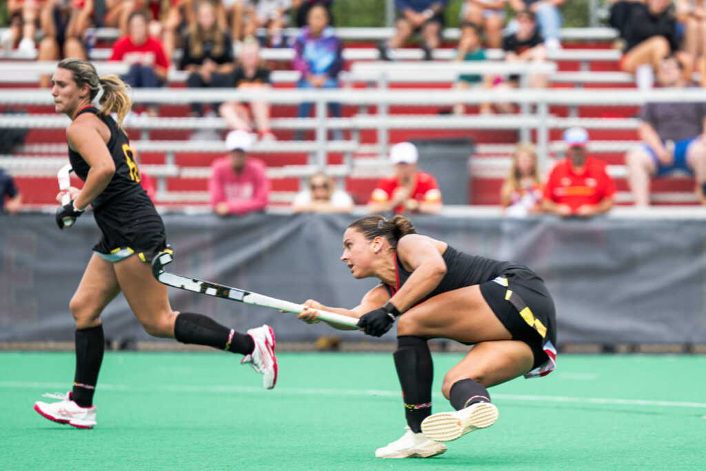 Jugadoras de Maryland celebrando un tanto en la NCAA.