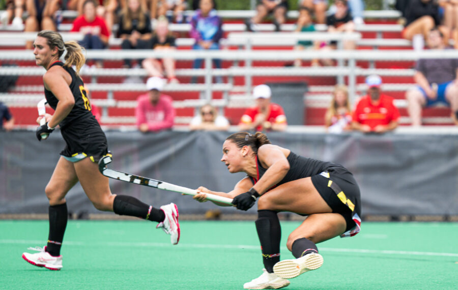 Jugadoras de Maryland celebrando un tanto en la NCAA.