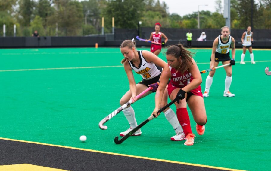 La mediocampista de Iowa, Niamh de Jong, cubre la bocha durante un partido de la temporada.