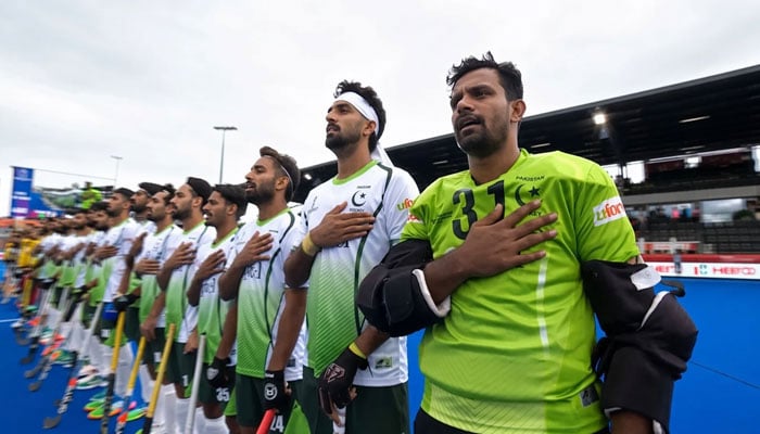 Jugadores de Pakistán entonando el himno.