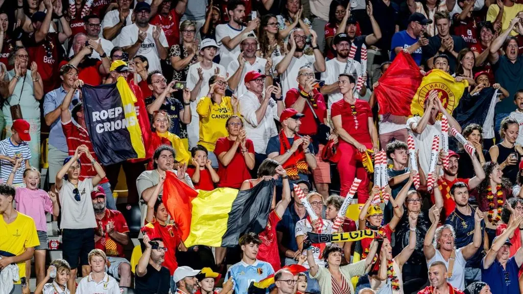 Público en las tribunas con banderas de Bélgica durante la Copa del Mundo de Hockey 2026