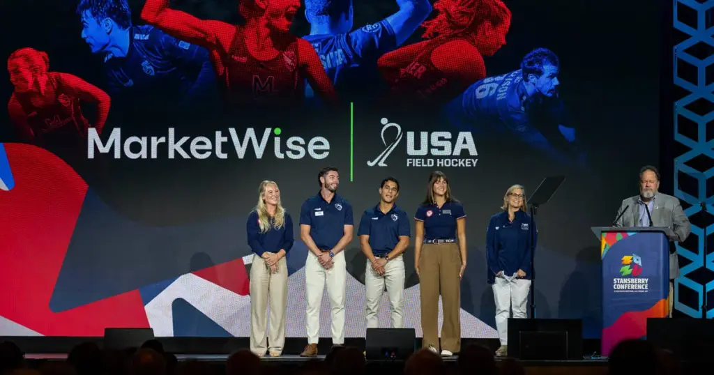 Escenario de la conferencia de MarketWise con atletas de USA Field Hockey