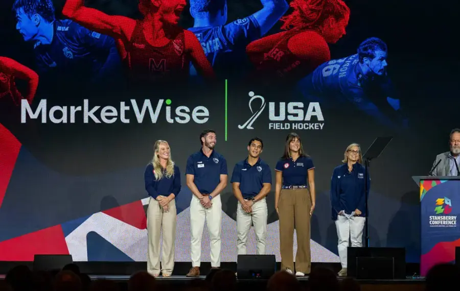Escenario de la conferencia de MarketWise con atletas de USA Field Hockey